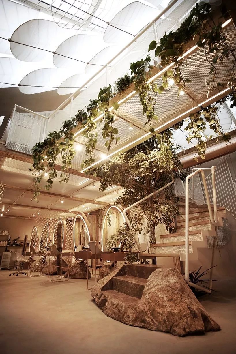 倪妮泳装“湿身”撩人;陈冠希“炒鞋”引群架;无印良品搞装修