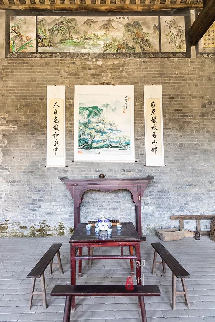 这个古镇好奇怪，门前放元宝，商号大门开洞，城隍爷与关二爷作伴