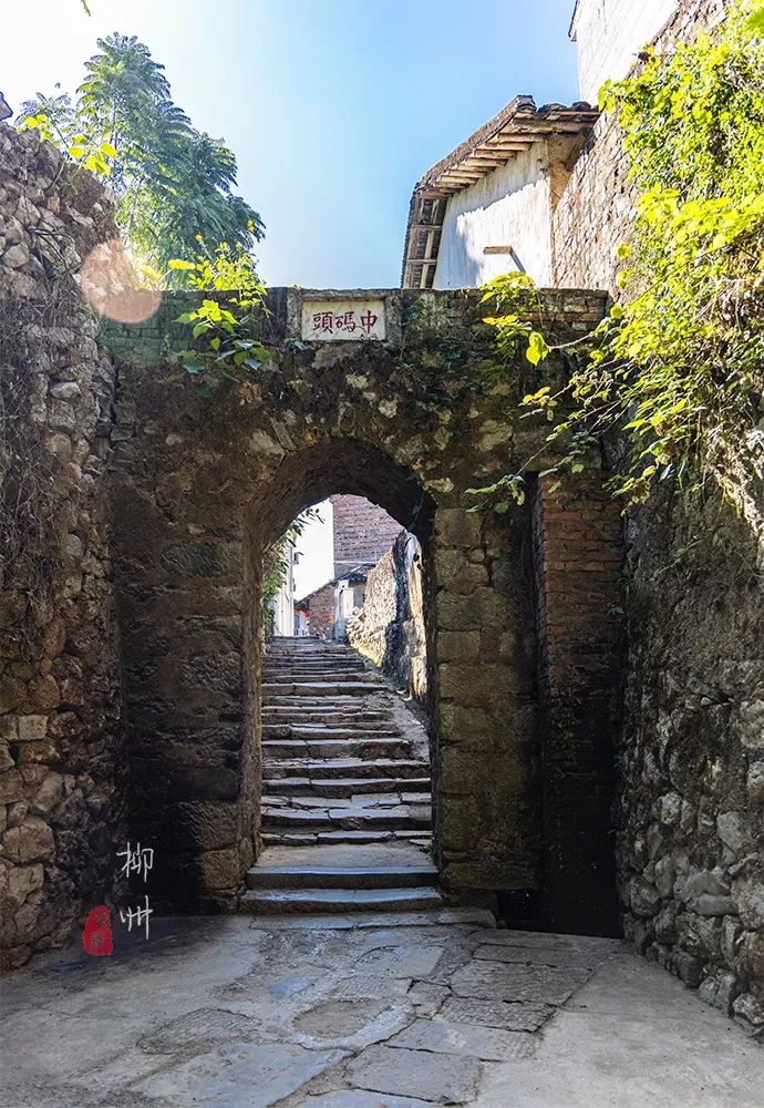 这个古镇好奇怪，门前放元宝，商号大门开洞，城隍爷与关二爷作伴
