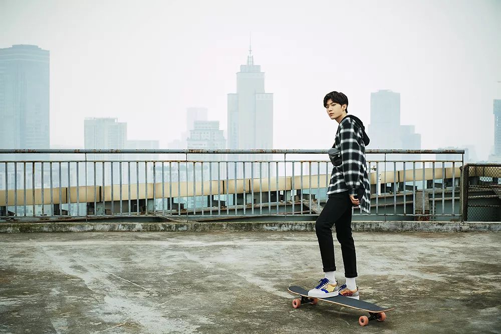 范丞丞同款运动鞋和王菲的“一见钟情”能否让你动心？