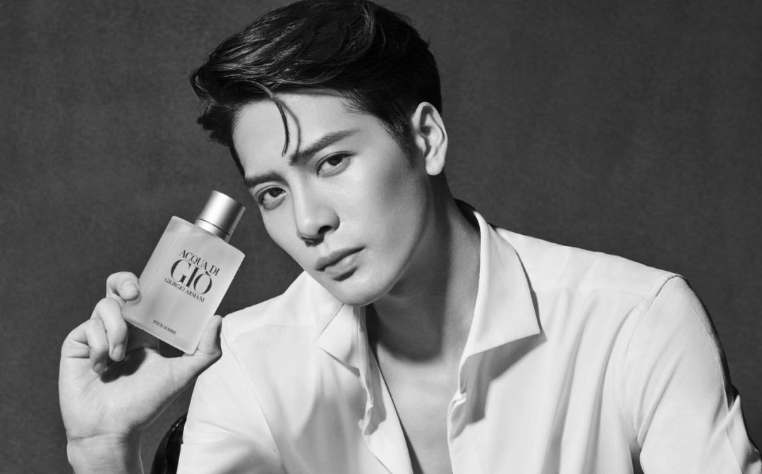 易烊千玺阿玛尼晚宴和别人聊天,易烊千玺阿玛尼晚宴打招呼