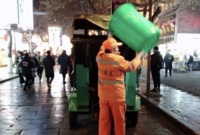 平安夜，西安这家保洁公司全员上岗坚守，结果却发现今年凉凉了