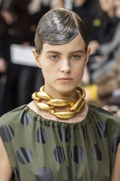 聊时尚|年末想要气场全开，你需要这些点“金”之笔