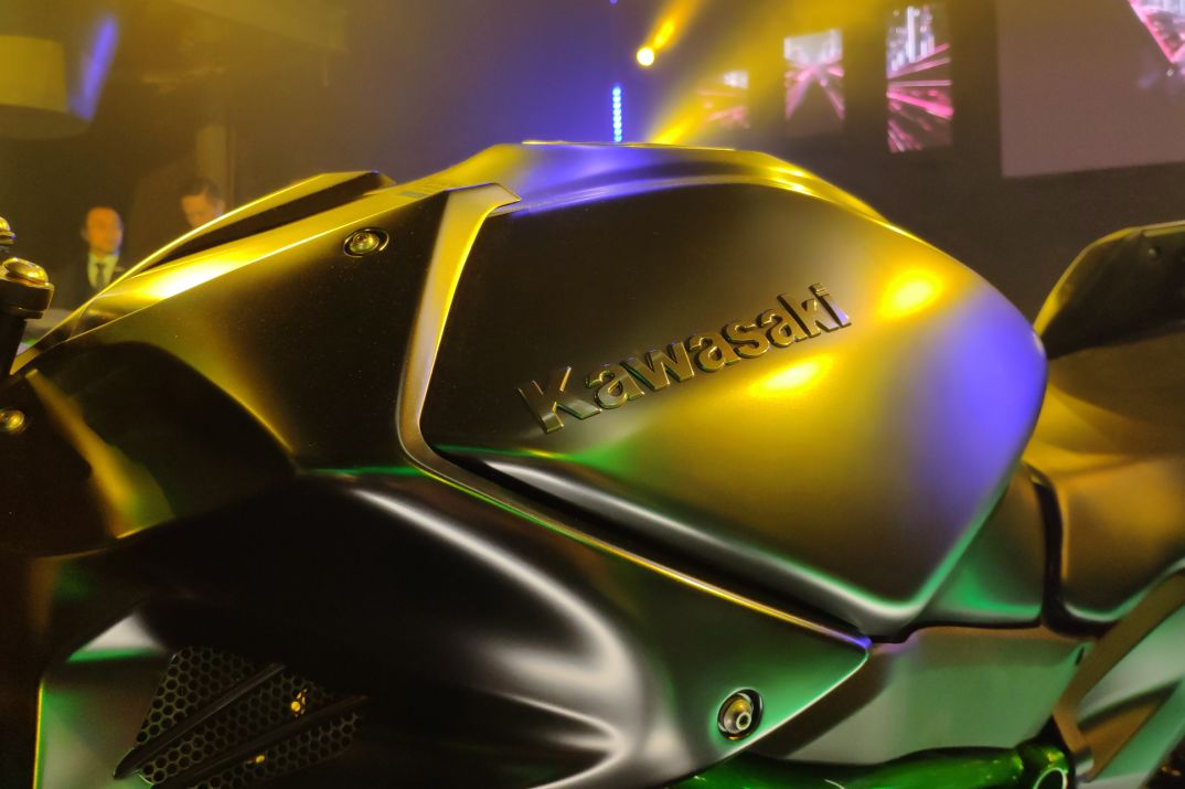 最新川崎zx10r评测,川崎zx-10r2021款摩旅