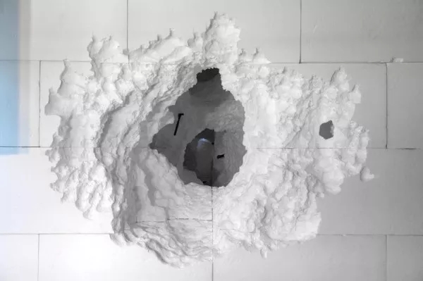 看他的“时间废墟”，世界观崩塌