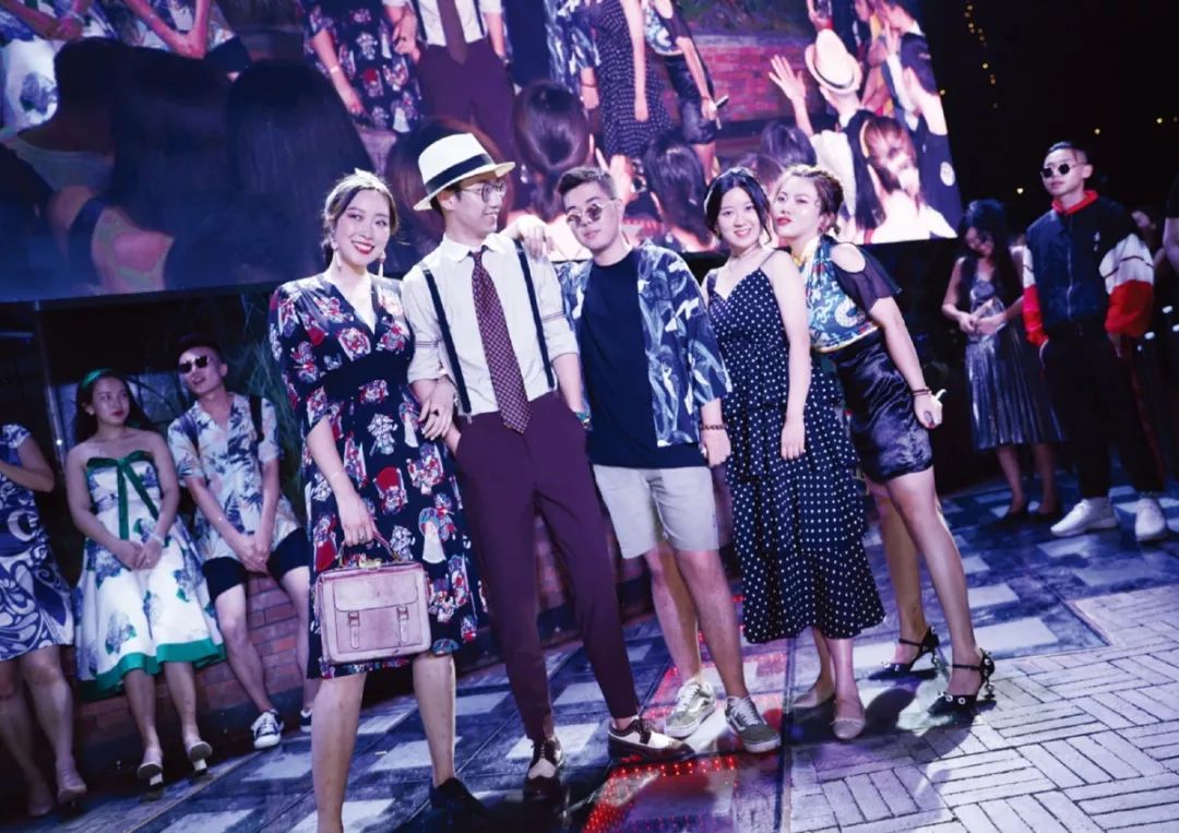 人人人!成都露天约会圣地“贰麻”,开出杭州首店!谢霆锋张靓颖都曾是座上宾