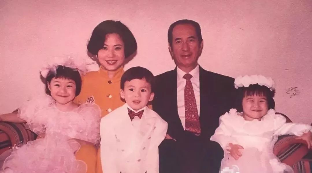 赌王何鸿燊一家四口照片,香港赌王何鸿燊的传奇一生