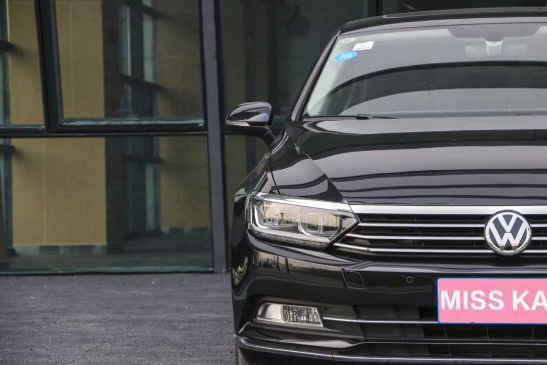 花15万买了辆24万的迈腾，只开过一万公里的二手车，空间宽敞、动力足，虽然安全配置有点少，但性价比真高