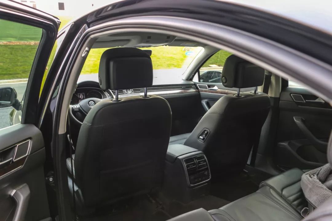 花15万买了辆24万的迈腾，只开过一万公里的二手车，空间宽敞、动力足，虽然安全配置有点少，但性价比真高