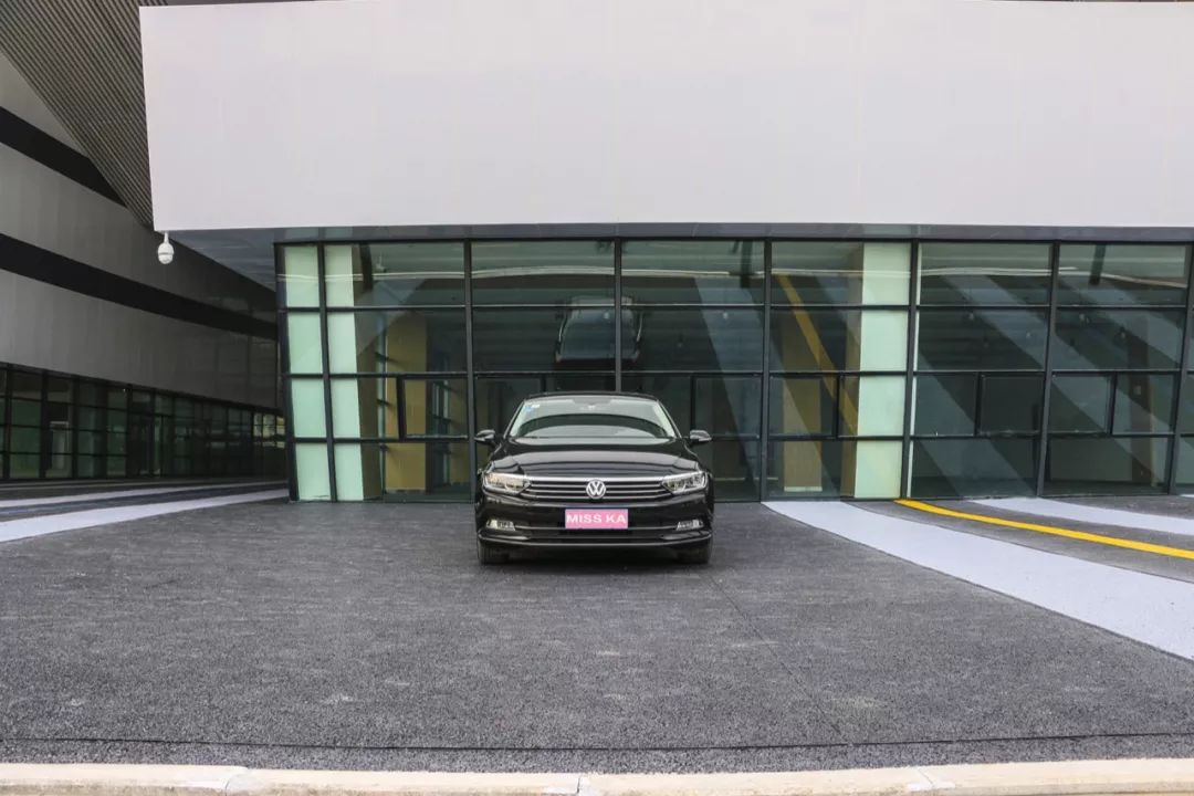 花15万买了辆24万的迈腾，只开过一万公里的二手车，空间宽敞、动力足，虽然安全配置有点少，但性价比真高