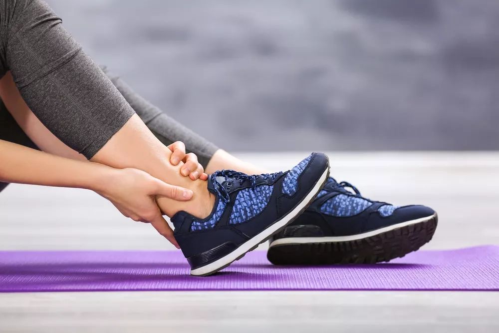 脚踝扭伤止痛消肿的中草药,脚踝扭伤肿了针灸快速消肿和止痛