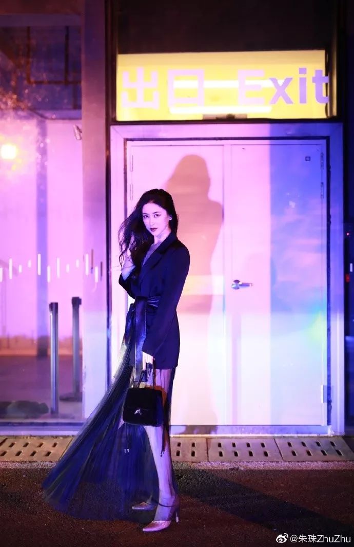 连续8年蝉联全球最美100人，35岁性感*物尤**凭美胸翻红，网友：我就是馋她身子