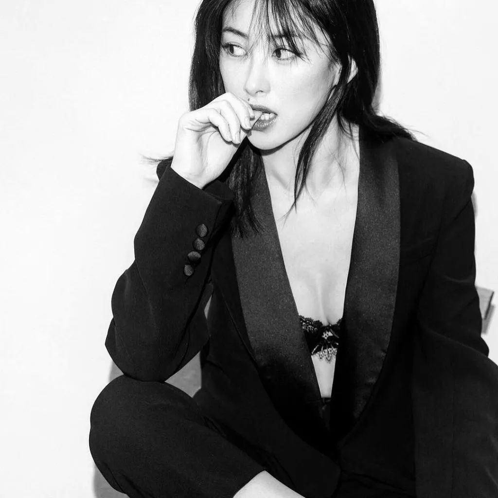 连续8年蝉联全球最美100人,35岁性感*物尤**凭美胸翻红,网友:我就是馋她身子