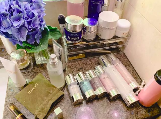 被网暴退学，被骂糊失业，初代宅男女神*局破**重生再翻红