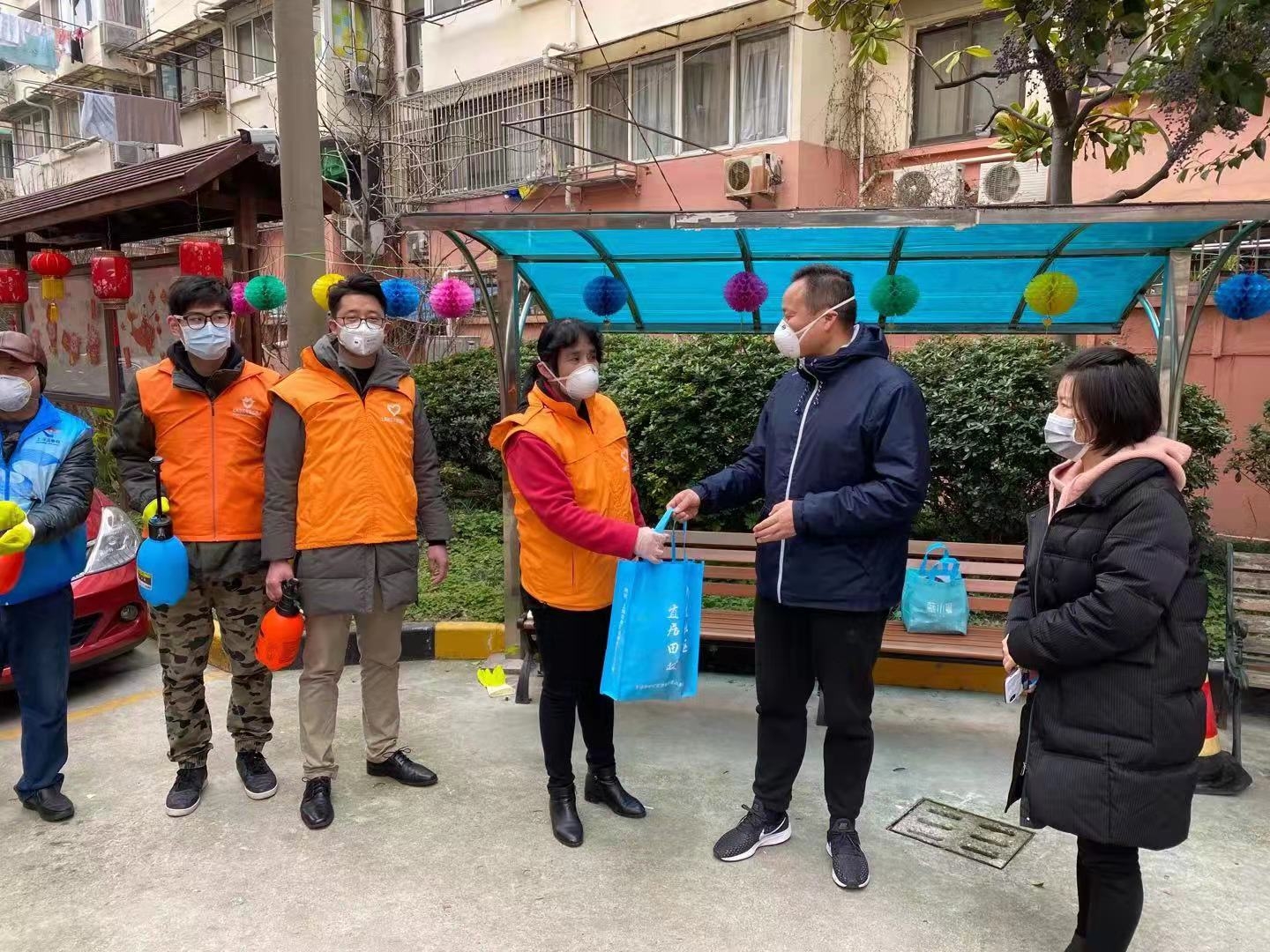 大江东｜近万隔离观察者不孤独，社区工作者织就魔都结界