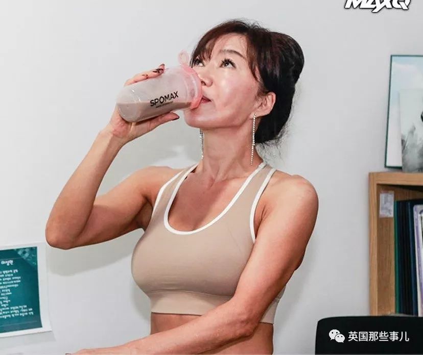 跟儿子登上杂志封面被以为是姐弟恋，这姐姐居然已经64岁了