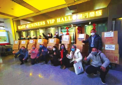 抗疫志愿者为老百姓送物资,甘肃白衣天使捐赠武汉