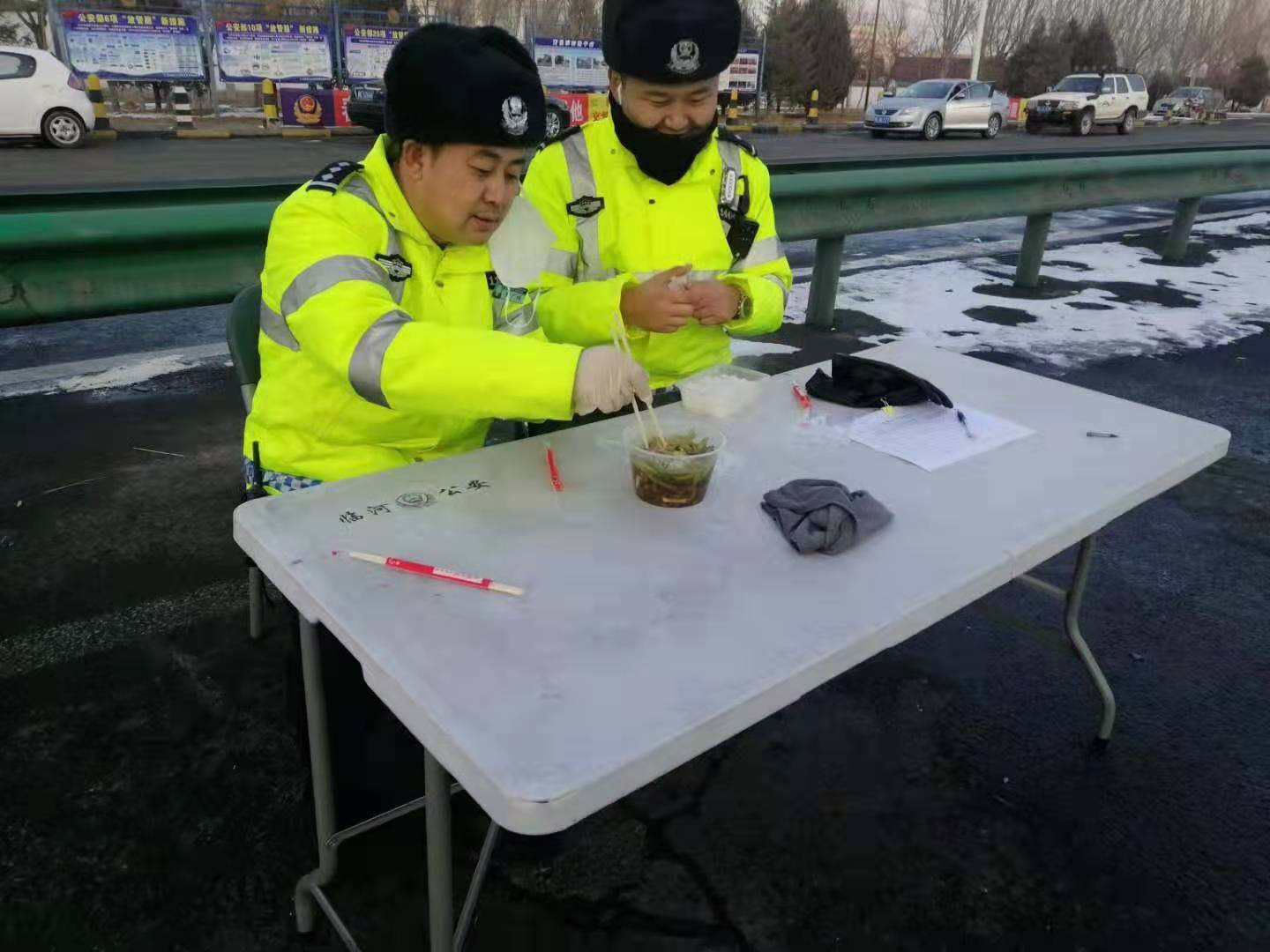 送给交警叔叔手工贺卡的做法,给交警贺卡手工制作小学生