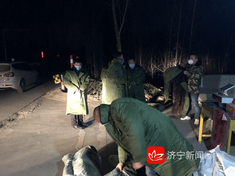 战疫我们在一起|一件棉大衣,温暖了“守门员”的心