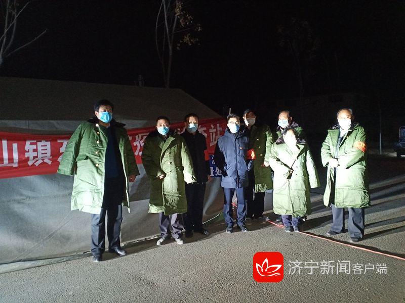 战疫我们在一起｜一件棉大衣，温暖了“守门员”的心