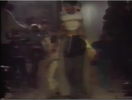 知道你们无聊，于是请来这些时装大师，陪你们一起宅在家中