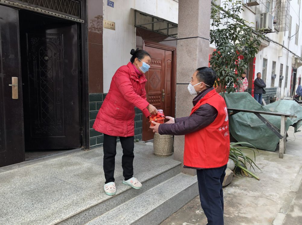 元宵节送温暖防疫一线的文章,疫情当前农村元宵节送灯