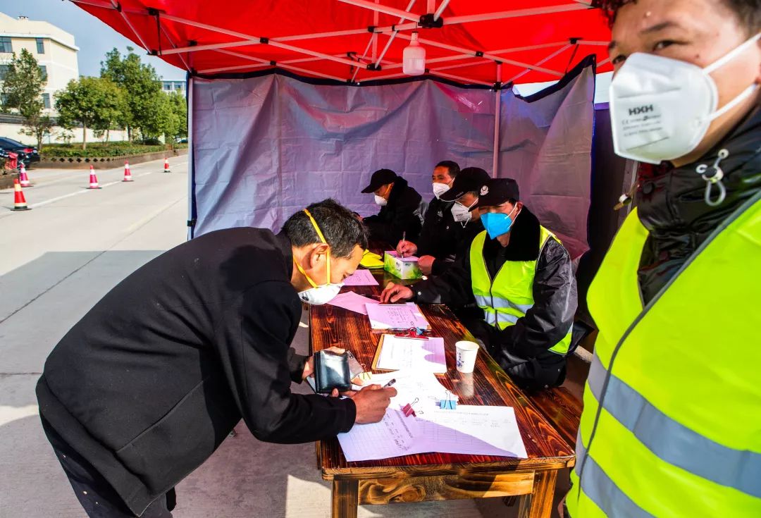 抗击疫情记者对警察的采访,媒体直击海曙青林湾西区防疫现场