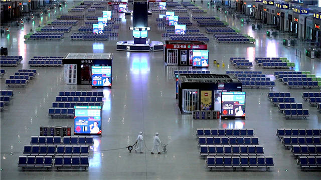 疫情期间扛着药瓶架坚持工作,青春战疫我在现场图片