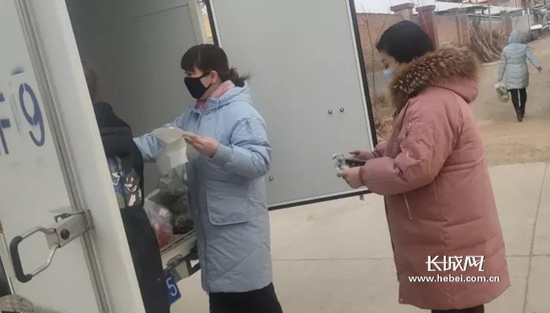 微信群里“报菜谱”志愿者变身“代购员”