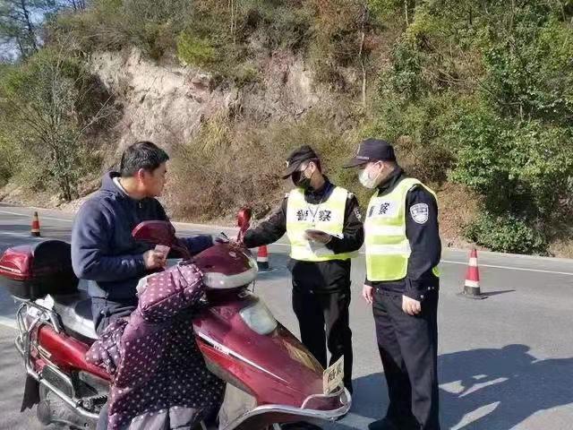 警察抽膝盖积液,膝盖有积液化脓怎么办