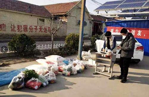 村干部帮大棚户卖蔬菜,乡村干部帮村民代购