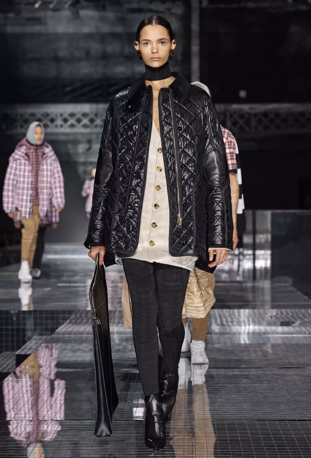 提炼Burberry的风格启示:由穿着者展开窥内览外的理性与感性