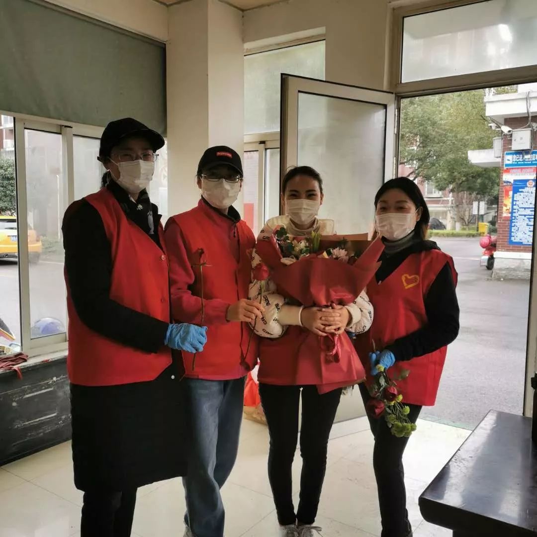 口罩挡住你的脸挡不住美好的心灵,口罩挡住了脸却挡不住微笑的双眼