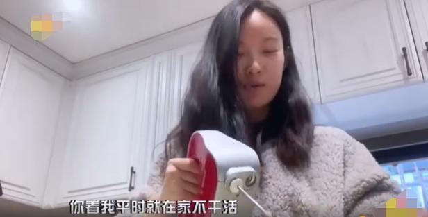 倪妮素颜出镜下厨做蛋糕,倪妮做蛋糕