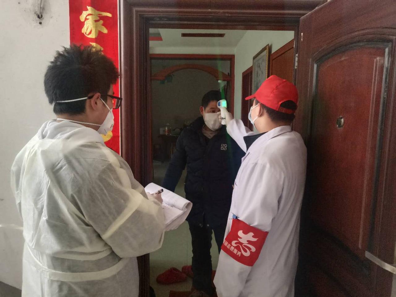 疫情防控一线闪耀志愿红,疫情防控志愿服务闪耀青春力量