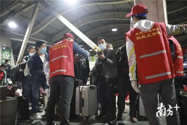 党员先锋队坚守在一线,老党员先锋队