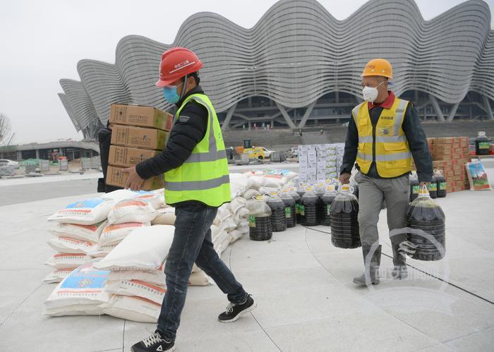 团市委慰问奥体中心项目一线职工多举措助力企业复工复产