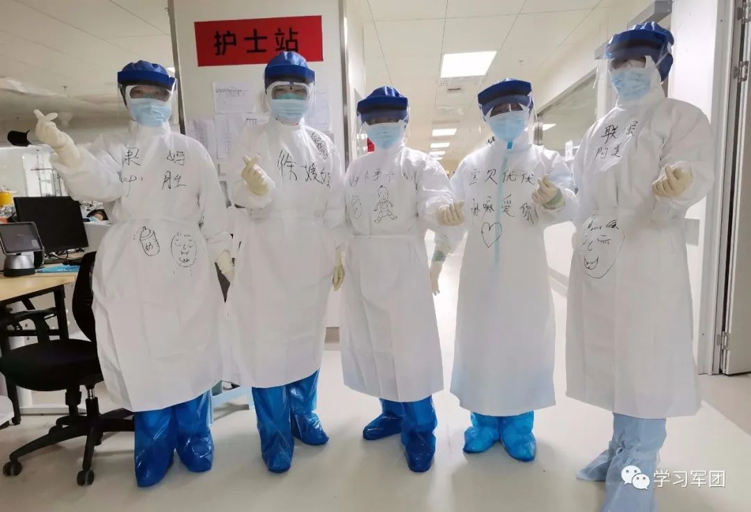 抗疫一线的白衣感动瞬间,武汉疫情防护服上写精忠报国