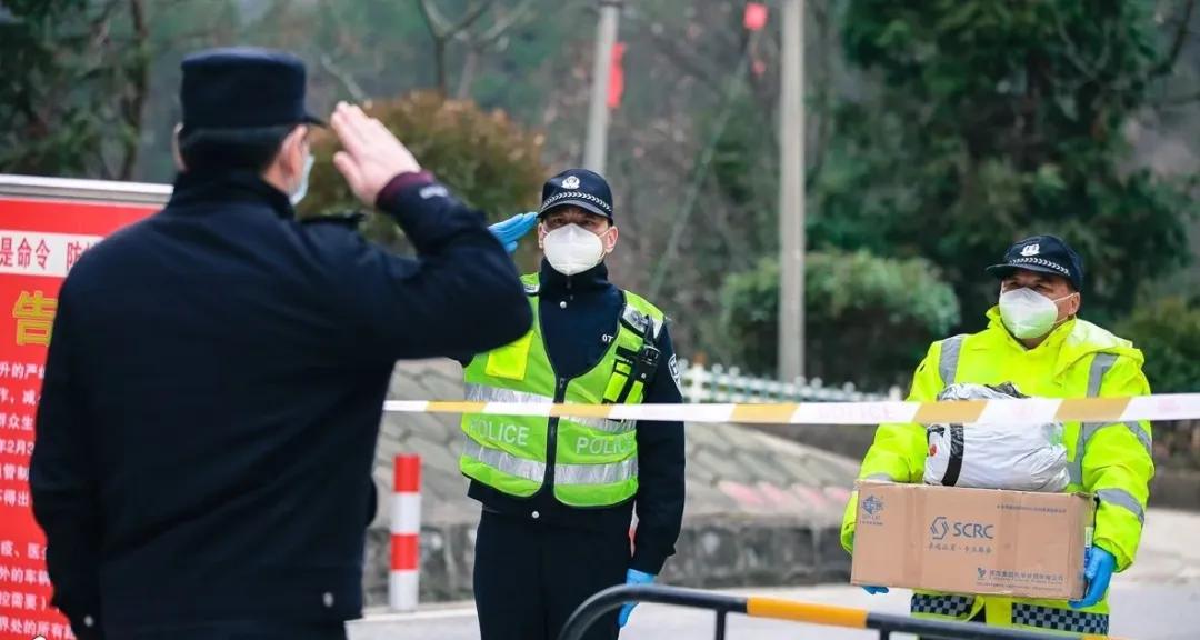 交警叔叔化身搬运工,警察叔叔化身外卖小哥