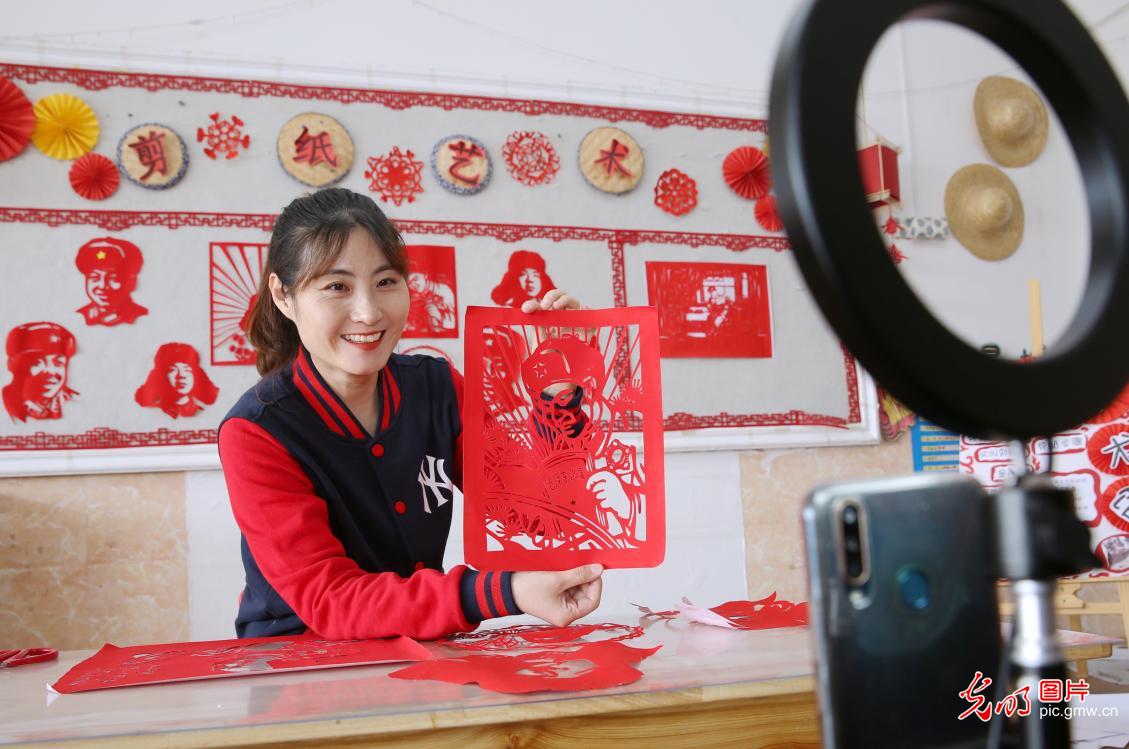 雷锋精神在疫情防控中闪烁,弘扬雷锋精神疫情防控主题党日