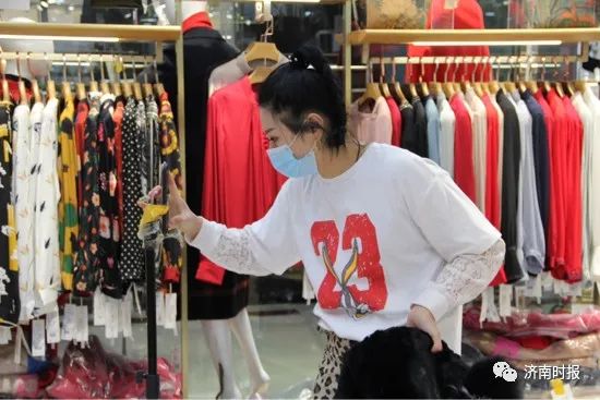 济南最大服装城建十大秒杀群，“女主播”线上带货