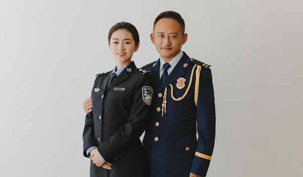 看不清你眼角是否有泪花只知道号令既出使命必达