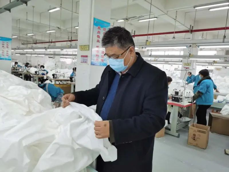 防护服日产5000件,防护服产量有增加但仍有缺口