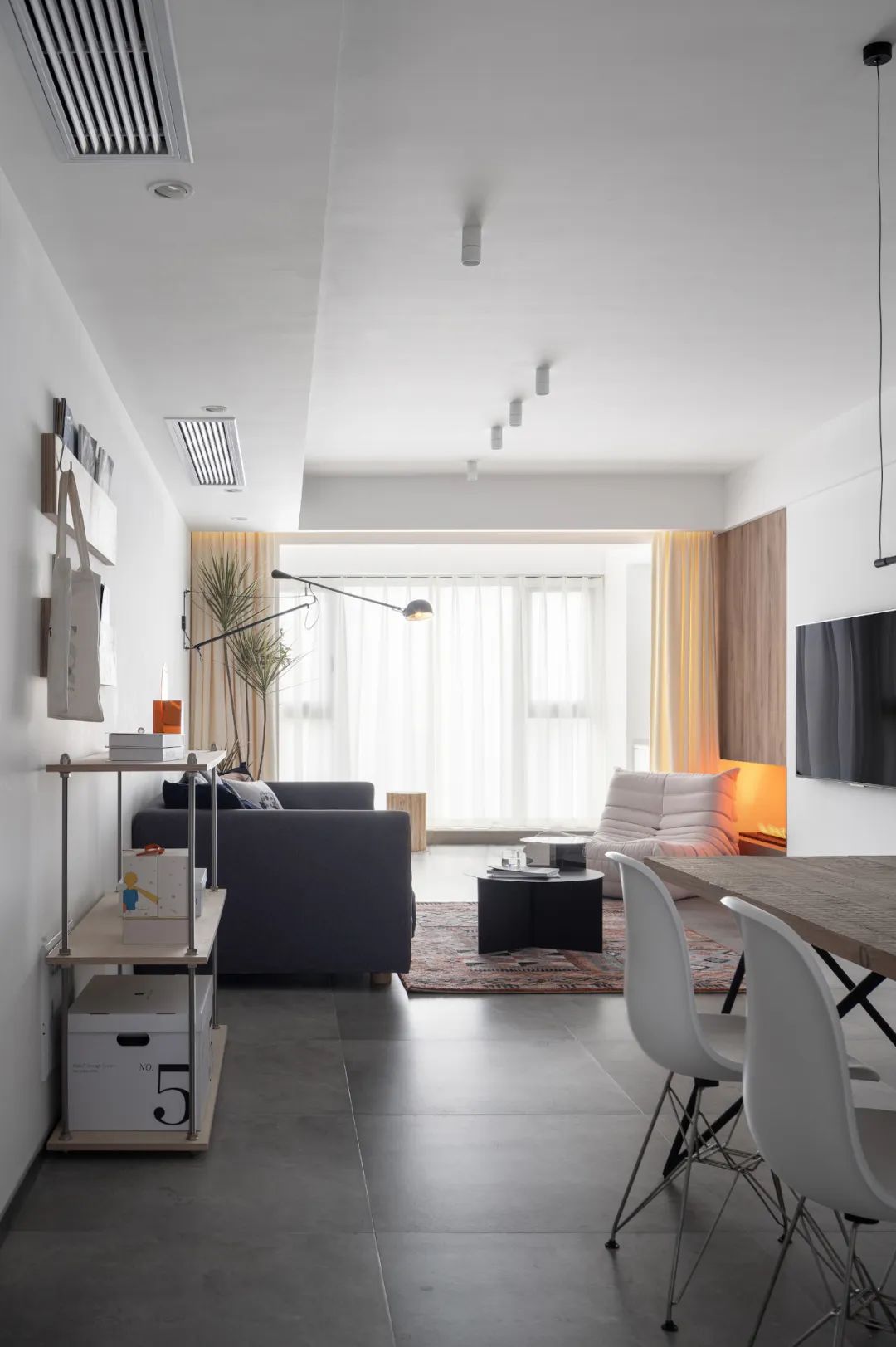 入门玄关连着小房间不浪费空间,现代化两边不靠墙入户玄关实用