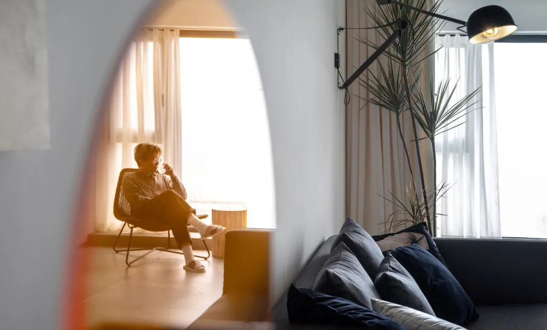 入门玄关连着小房间不浪费空间,现代化两边不靠墙入户玄关实用