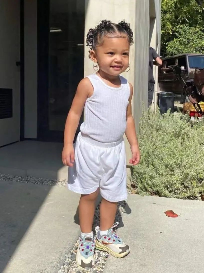 2岁穿高定、LV定制小零食...跟她比李湘王菲的闺女也只是平民…