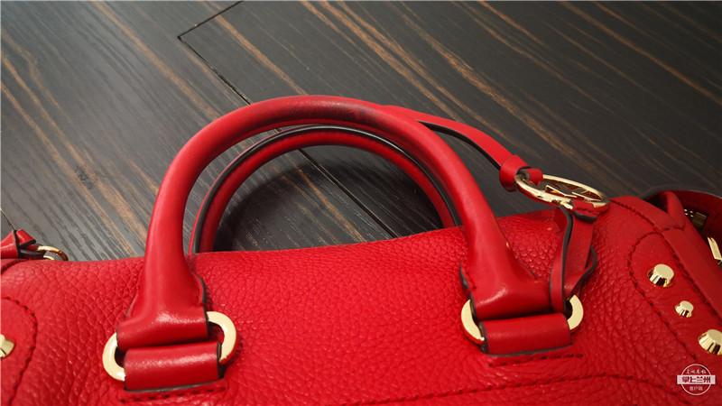 「翔哥帮忙」闹心！花3000元在兰州中心买MK女包，才用了10天就掉色脱皮