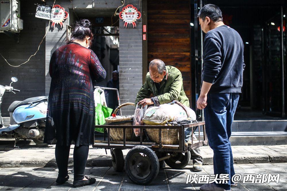 卖鸡蛋的盲人张喜平复工了用乐观鼓舞更多人