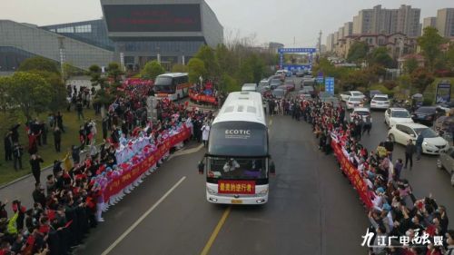 送君送到十里外，君的恩情永不忘！江西369名援随医疗队员回家了