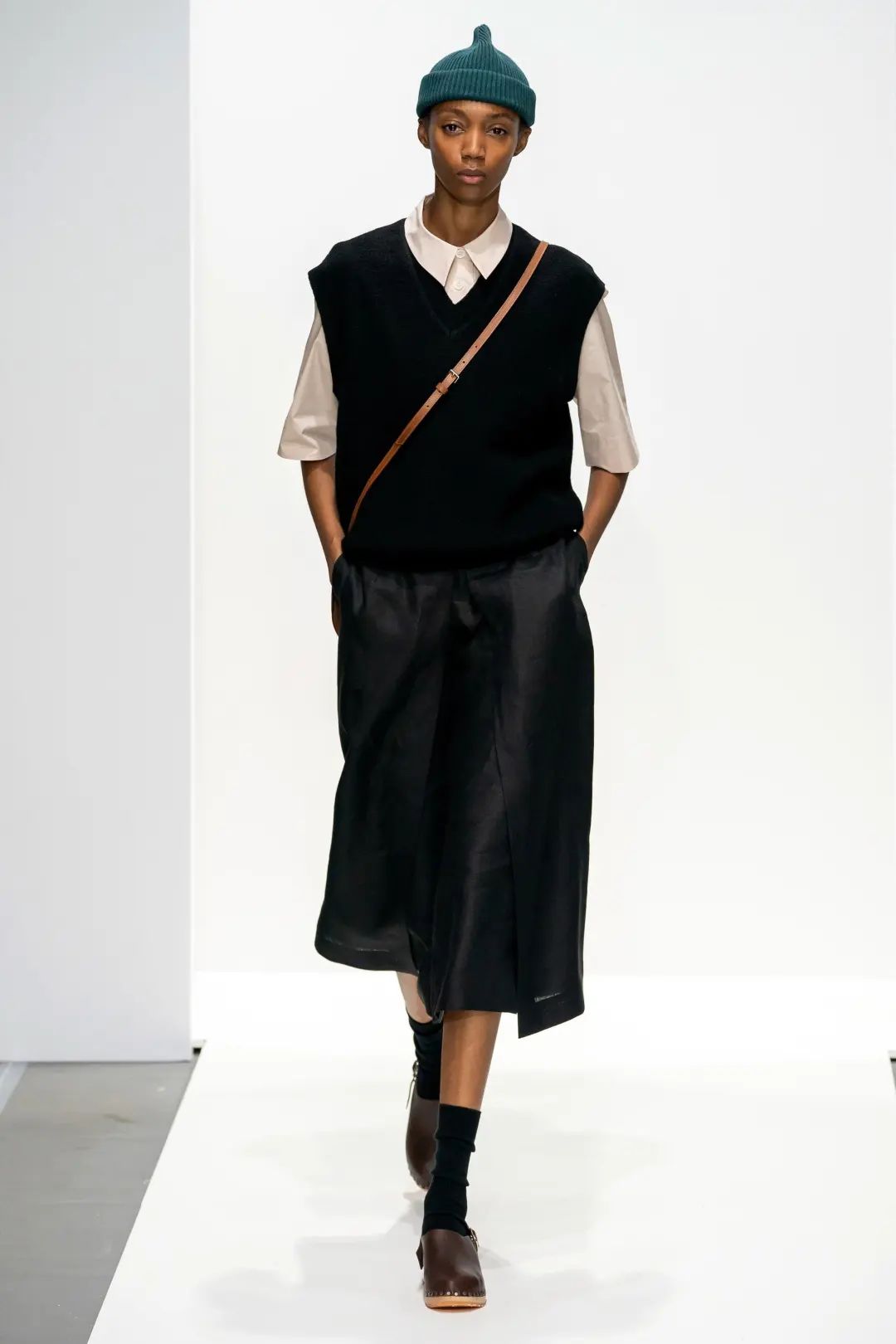 zara鑳屽績绌挎惌,zara鐗涗粩鑳屽績绌挎惌